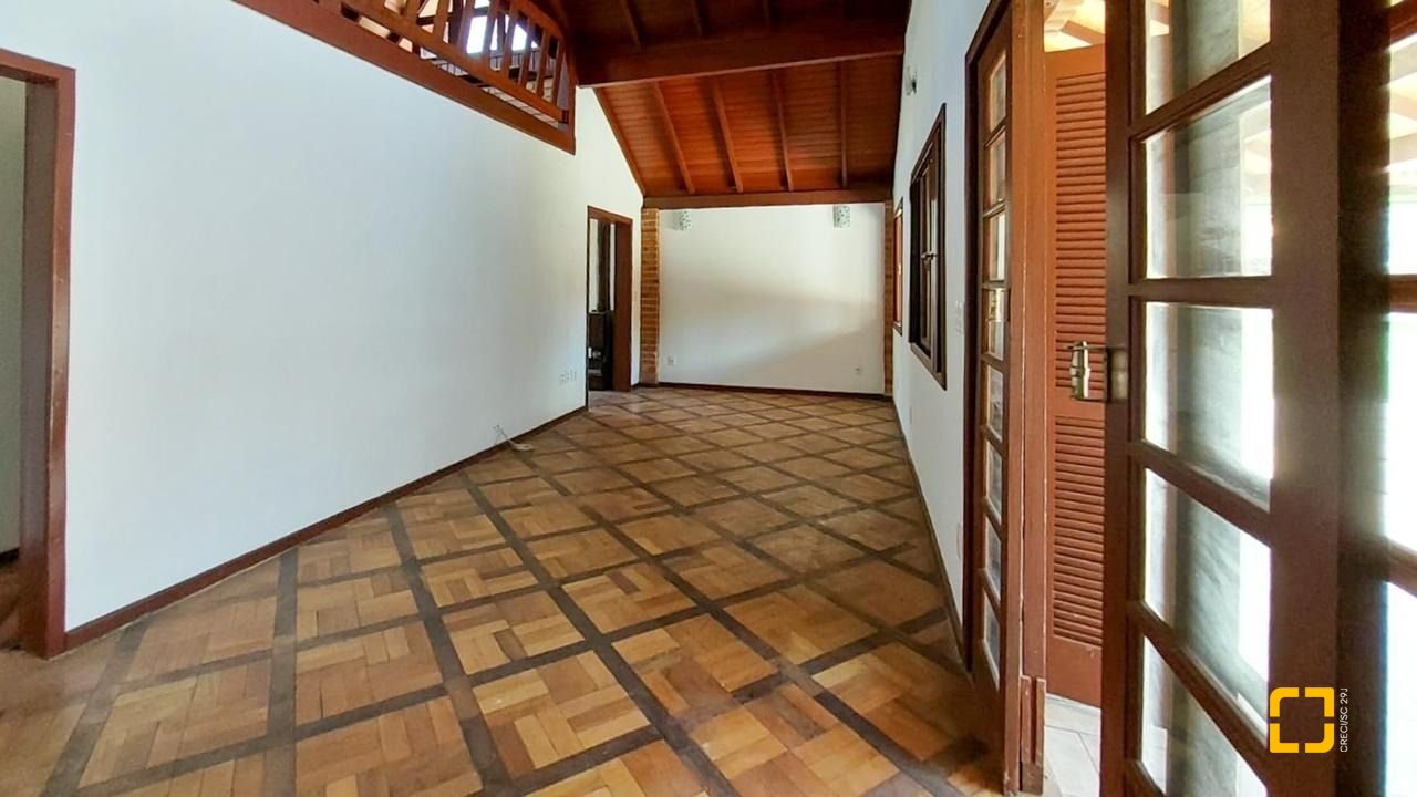 Casa com 210m², 4 quartos (sendo 2 suítes), 3 garagens, no bairro Morro das Pedras em Florianópolis