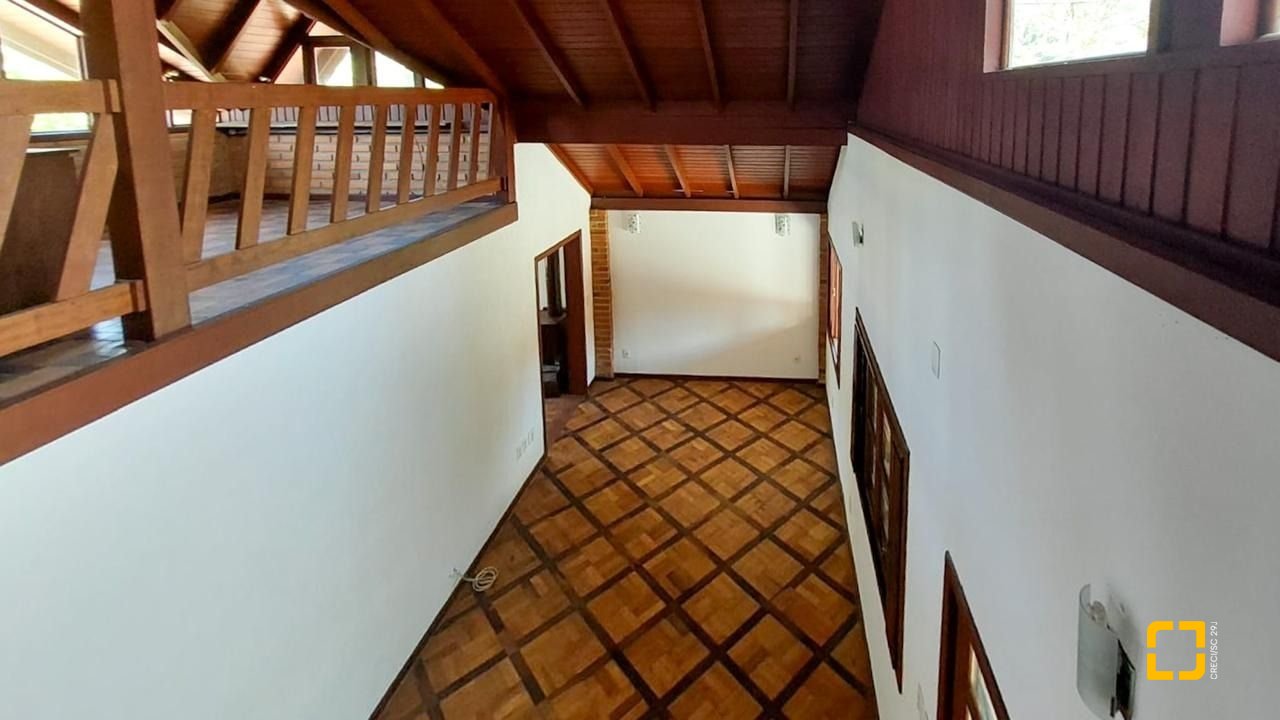 Casa com 210m², 4 quartos (sendo 2 suítes), 3 garagens, no bairro Morro das Pedras em Florianópolis