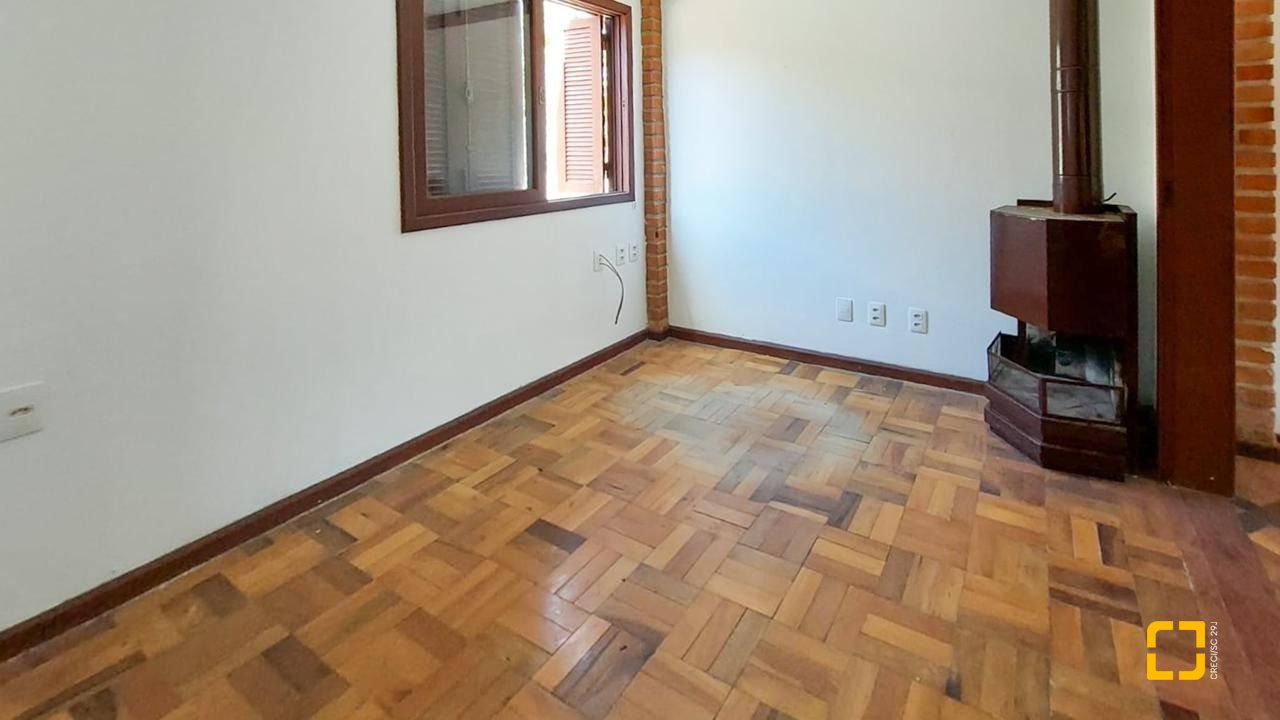 Casa com 210m², 4 quartos (sendo 2 suítes), 3 garagens, no bairro Morro das Pedras em Florianópolis