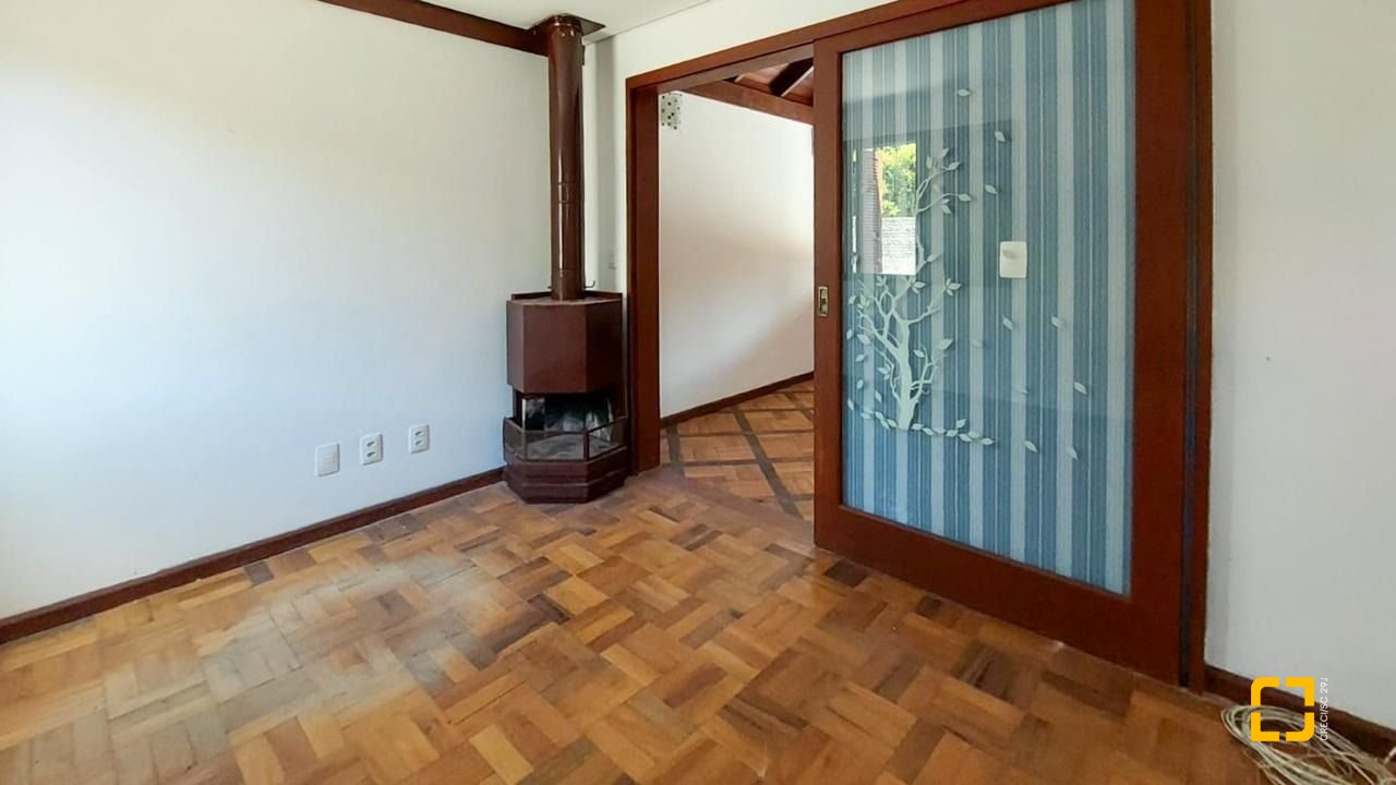 Casa com 210m², 4 quartos (sendo 2 suítes), 3 garagens, no bairro Morro das Pedras em Florianópolis