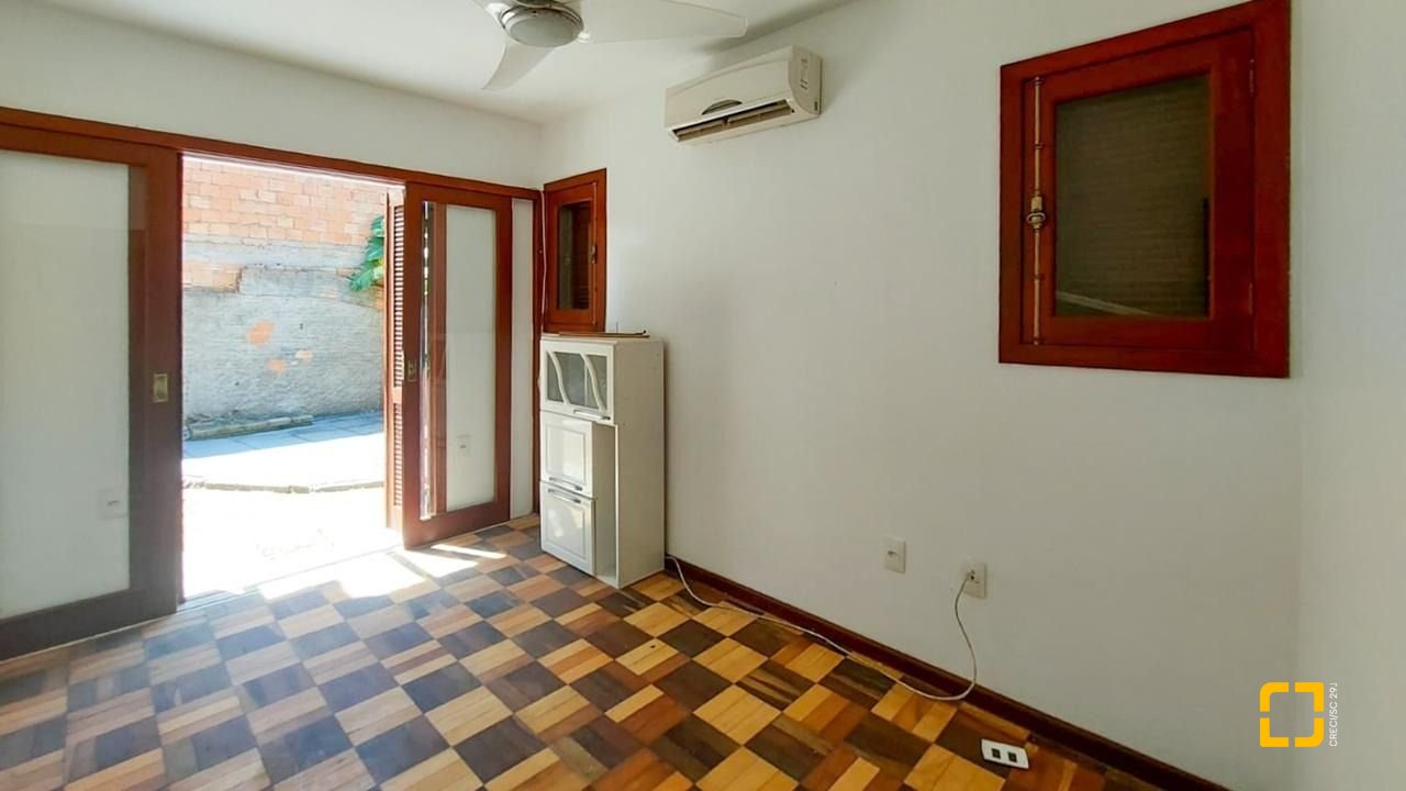Casa com 210m², 4 quartos (sendo 2 suítes), 3 garagens, no bairro Morro das Pedras em Florianópolis