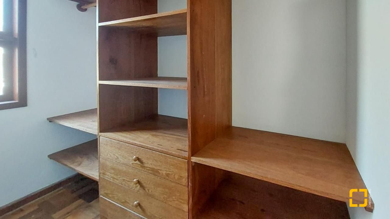 Casa com 210m², 4 quartos (sendo 2 suítes), 3 garagens, no bairro Morro das Pedras em Florianópolis