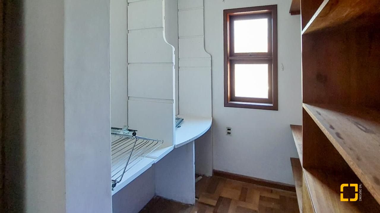 Casa com 210m², 4 quartos (sendo 2 suítes), 3 garagens, no bairro Morro das Pedras em Florianópolis