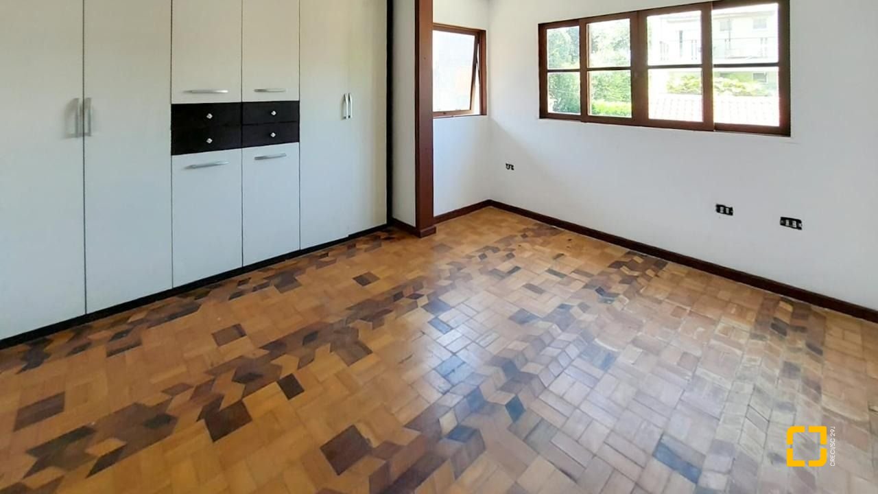 Casa com 210m², 4 quartos (sendo 2 suítes), 3 garagens, no bairro Morro das Pedras em Florianópolis