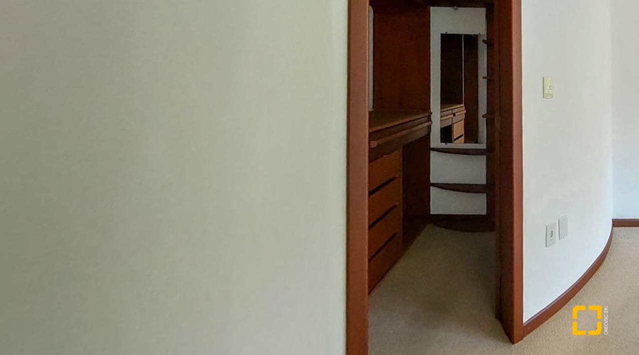 Casa com 210m², 4 quartos (sendo 2 suítes), 3 garagens, no bairro Morro das Pedras em Florianópolis