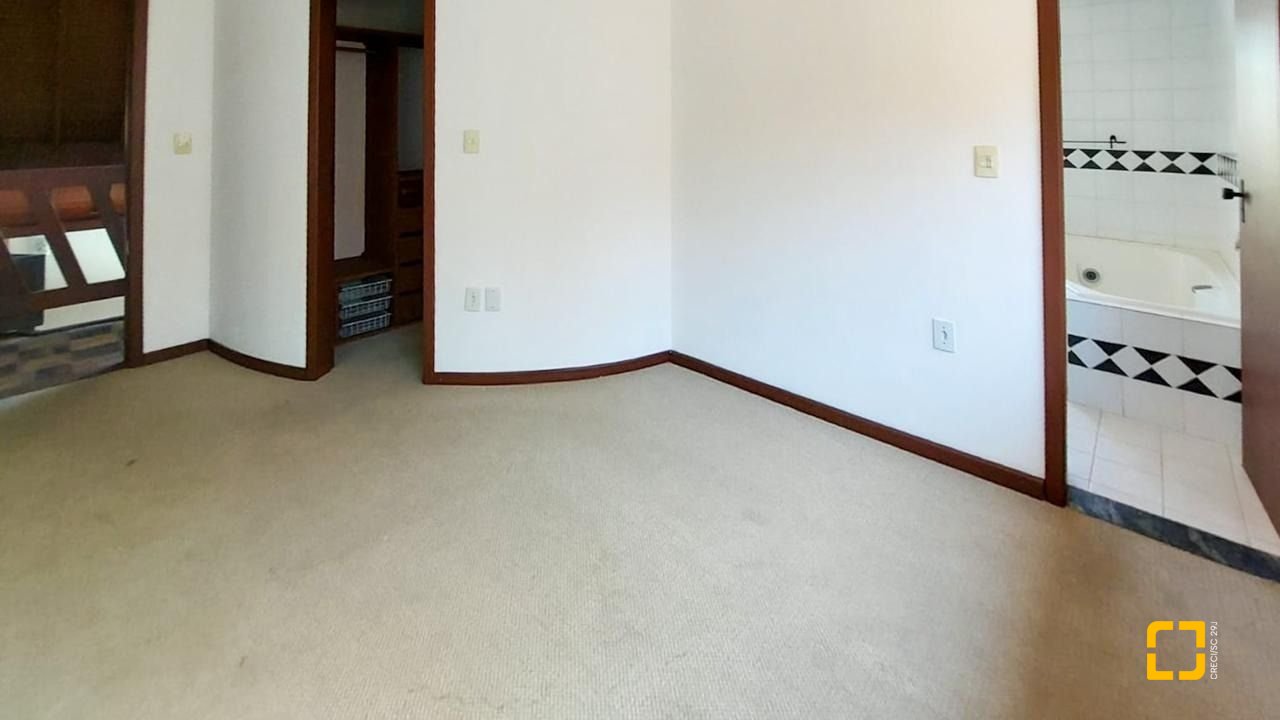 Casa com 210m², 4 quartos (sendo 2 suítes), 3 garagens, no bairro Morro das Pedras em Florianópolis