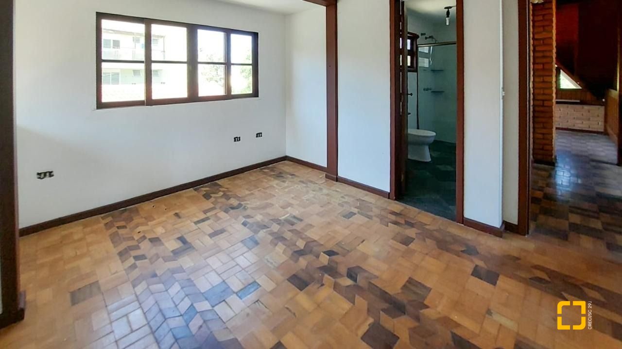 Casa com 210m², 4 quartos (sendo 2 suítes), 3 garagens, no bairro Morro das Pedras em Florianópolis