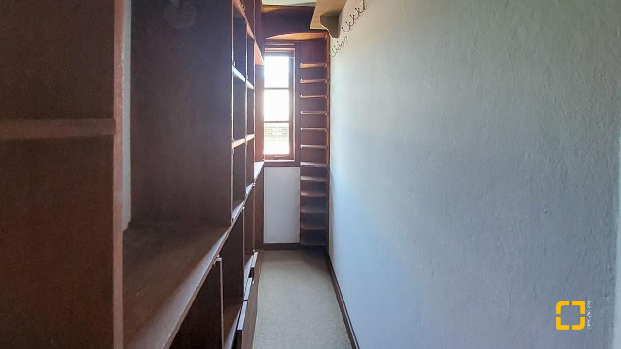 Casa com 210m², 4 quartos (sendo 2 suítes), 3 garagens, no bairro Morro das Pedras em Florianópolis