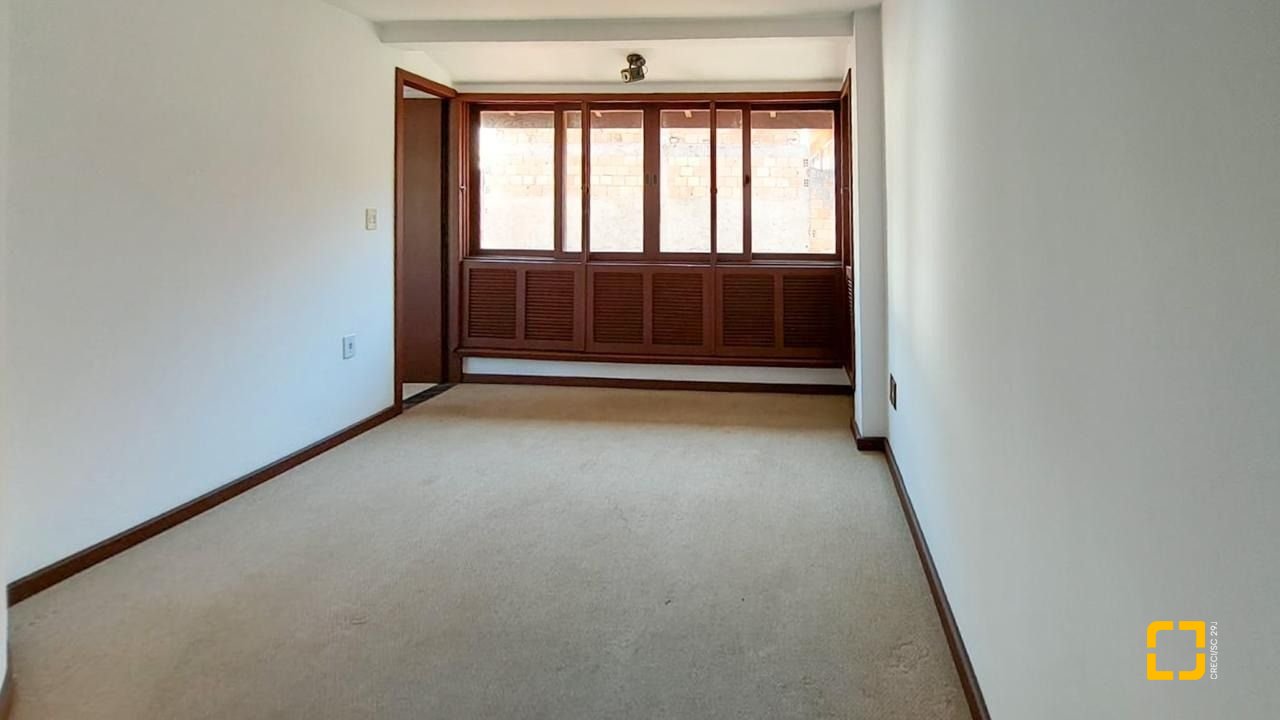 Casa com 210m², 4 quartos (sendo 2 suítes), 3 garagens, no bairro Morro das Pedras em Florianópolis