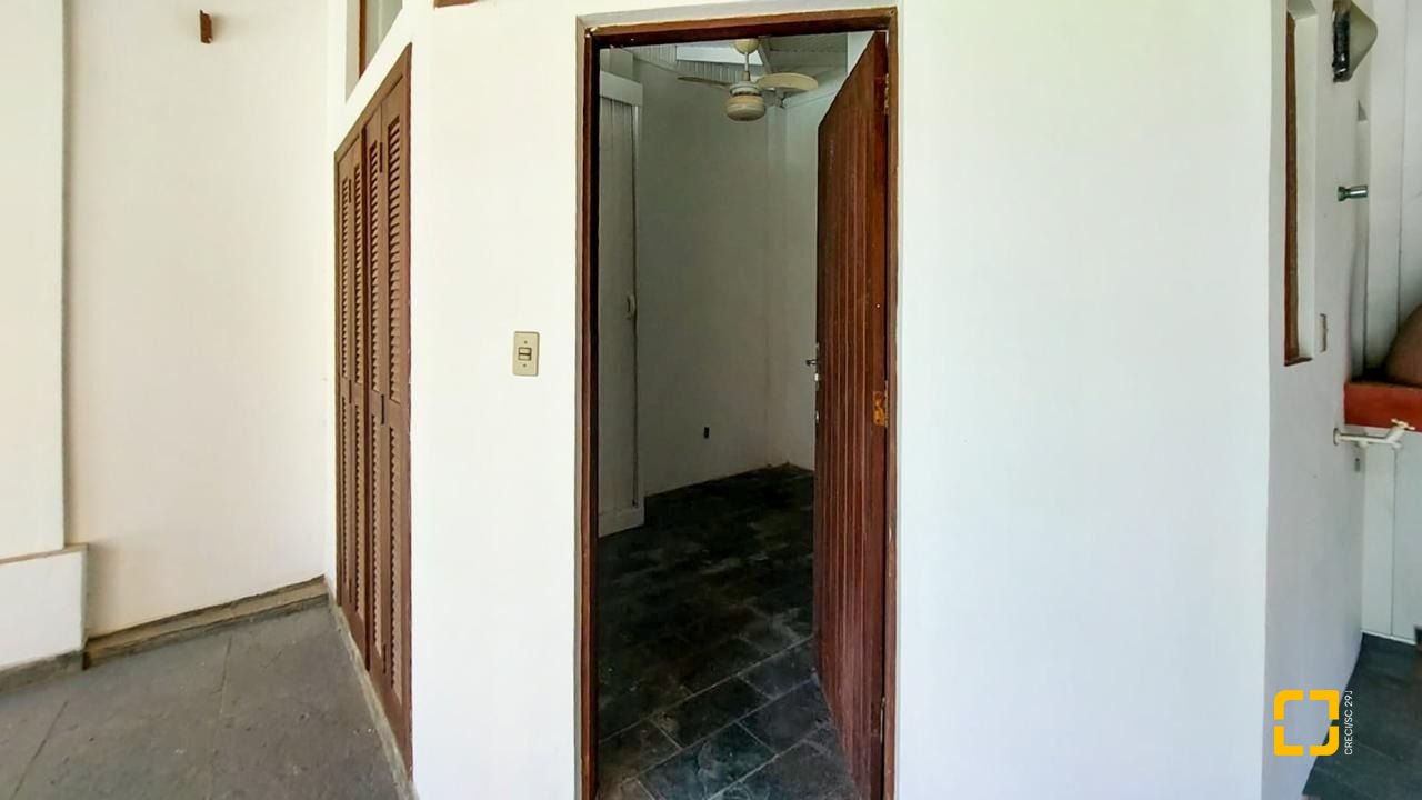 Casa com 210m², 4 quartos (sendo 2 suítes), 3 garagens, no bairro Morro das Pedras em Florianópolis