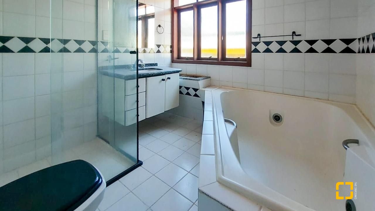 Casa com 210m², 4 quartos (sendo 2 suítes), 3 garagens, no bairro Morro das Pedras em Florianópolis