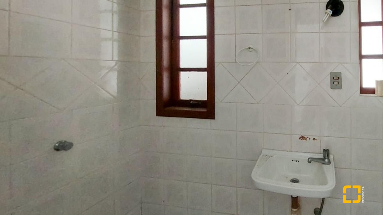 Casa com 210m², 4 quartos (sendo 2 suítes), 3 garagens, no bairro Morro das Pedras em Florianópolis