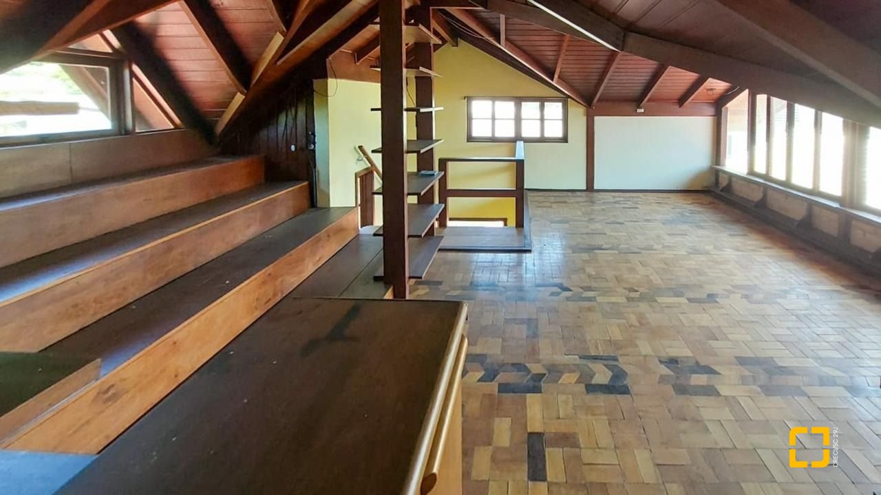 Casa com 210m², 4 quartos (sendo 2 suítes), 3 garagens, no bairro Morro das Pedras em Florianópolis
