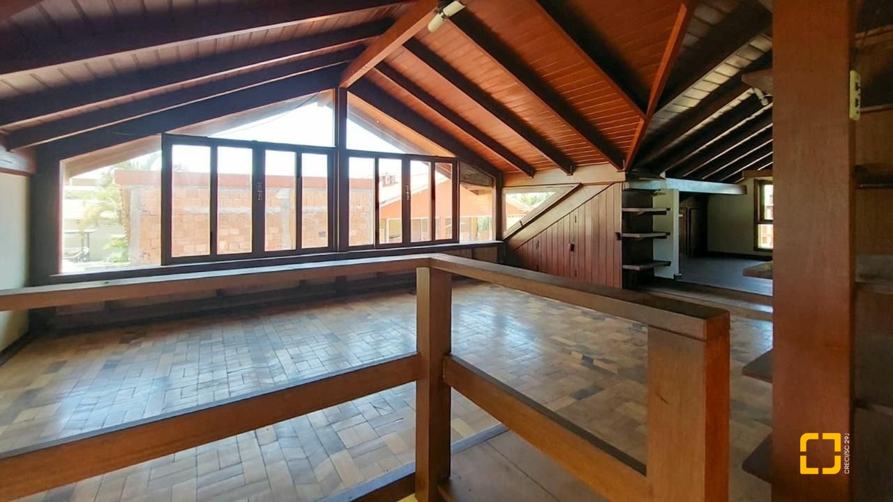 Casa com 210m², 4 quartos (sendo 2 suítes), 3 garagens, no bairro Morro das Pedras em Florianópolis