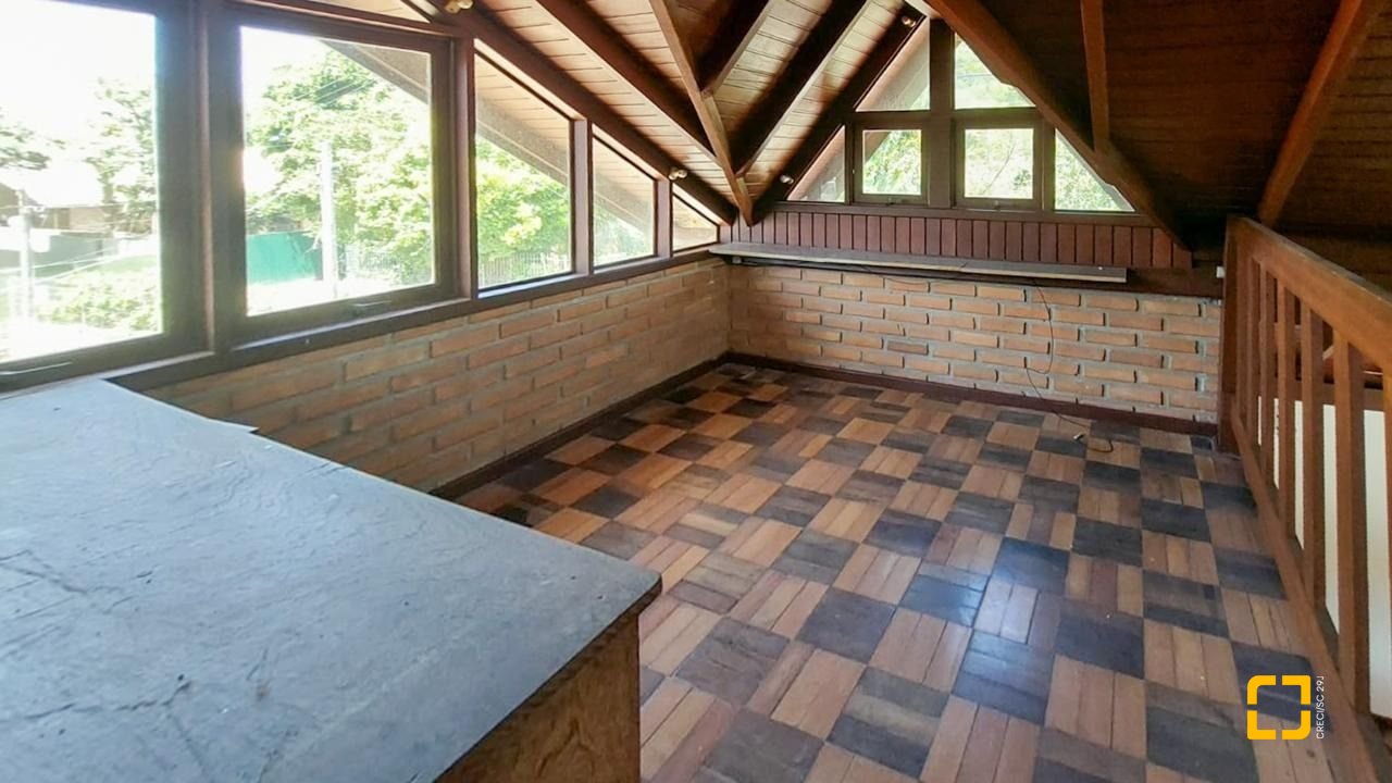 Casa com 210m², 4 quartos (sendo 2 suítes), 3 garagens, no bairro Morro das Pedras em Florianópolis