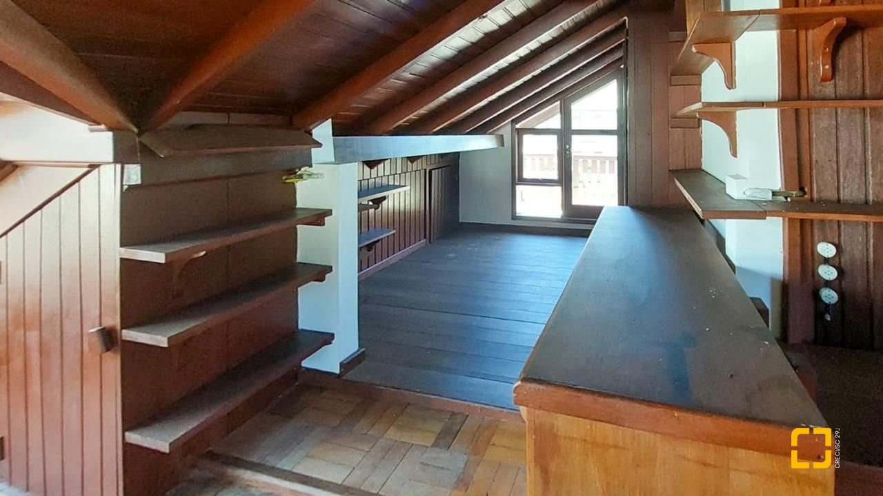 Casa com 210m², 4 quartos (sendo 2 suítes), 3 garagens, no bairro Morro das Pedras em Florianópolis