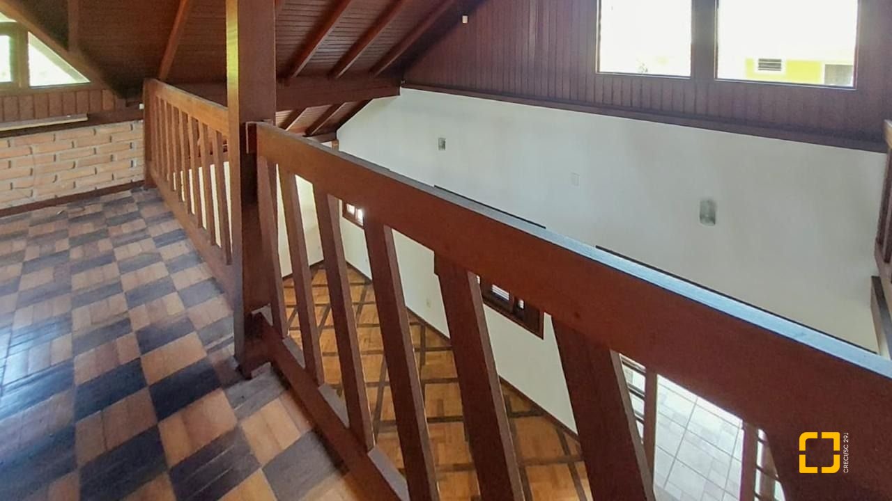 Casa com 210m², 4 quartos (sendo 2 suítes), 3 garagens, no bairro Morro das Pedras em Florianópolis