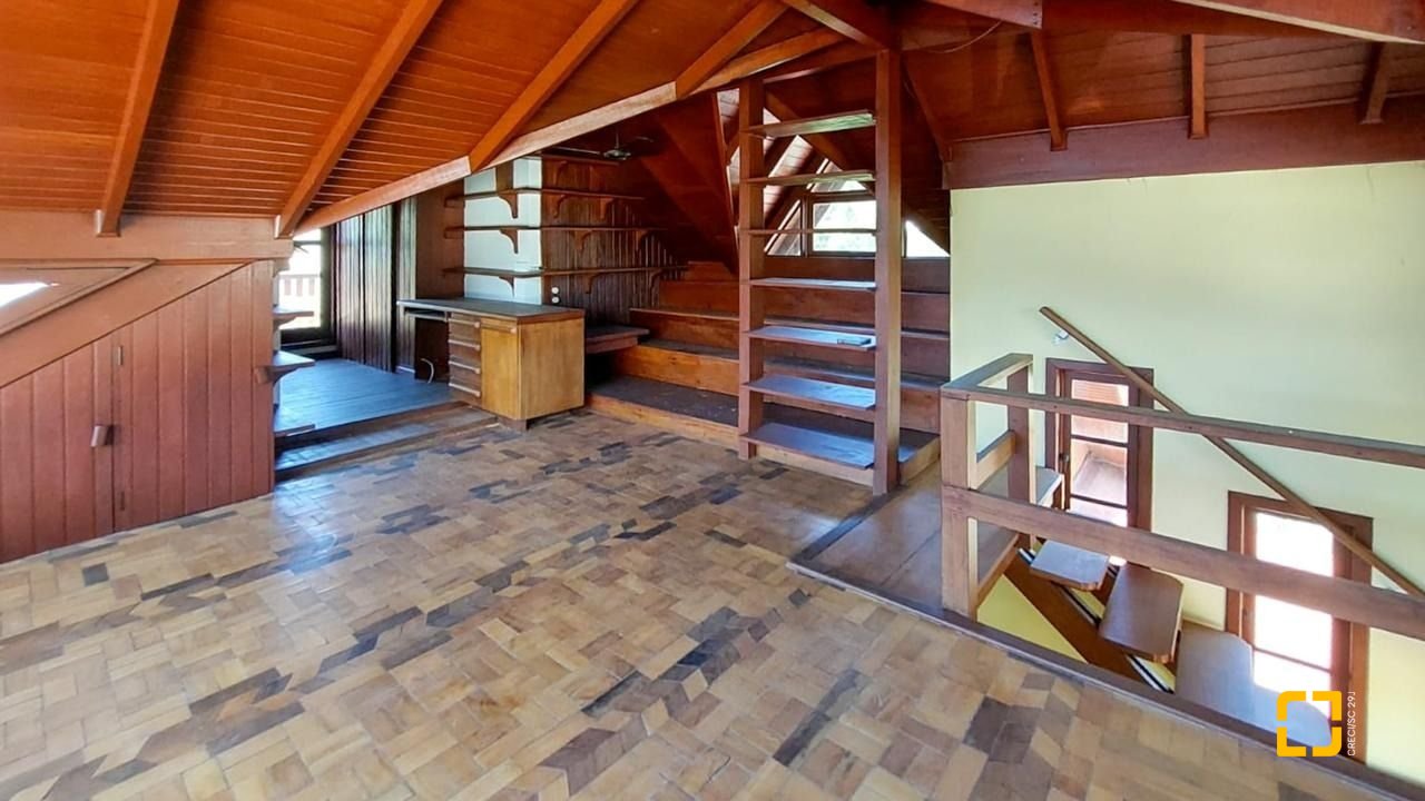 Casa com 210m², 4 quartos (sendo 2 suítes), 3 garagens, no bairro Morro das Pedras em Florianópolis