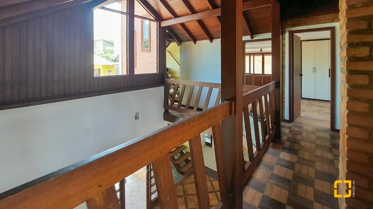Casa com 210m², 4 quartos (sendo 2 suítes), 3 garagens, no bairro Morro das Pedras em Florianópolis
