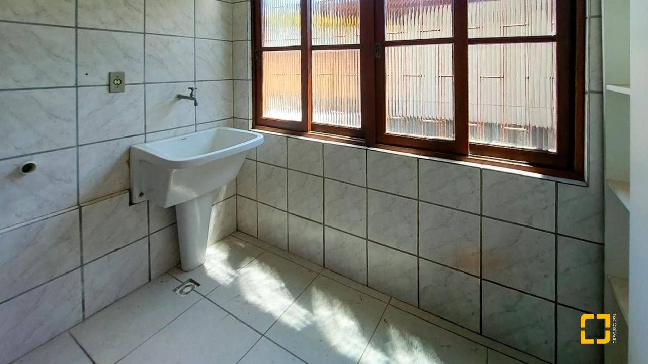 Casa com 210m², 4 quartos (sendo 2 suítes), 3 garagens, no bairro Morro das Pedras em Florianópolis