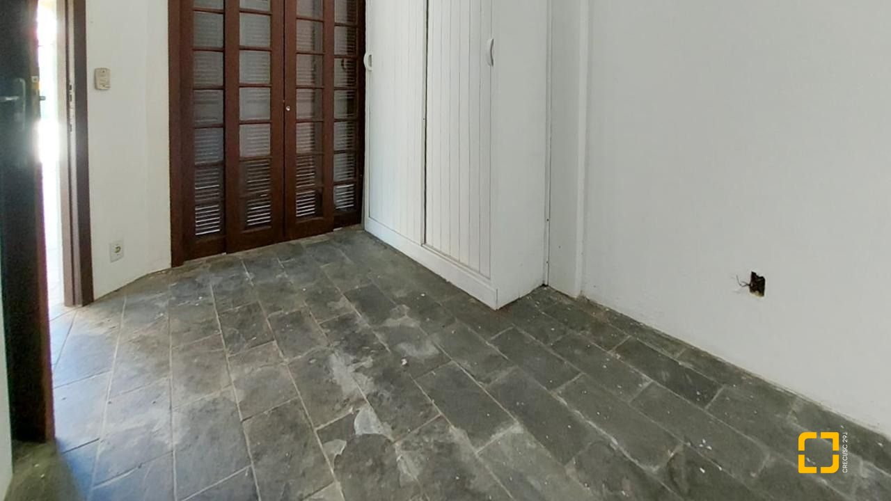 Casa com 210m², 4 quartos (sendo 2 suítes), 3 garagens, no bairro Morro das Pedras em Florianópolis
