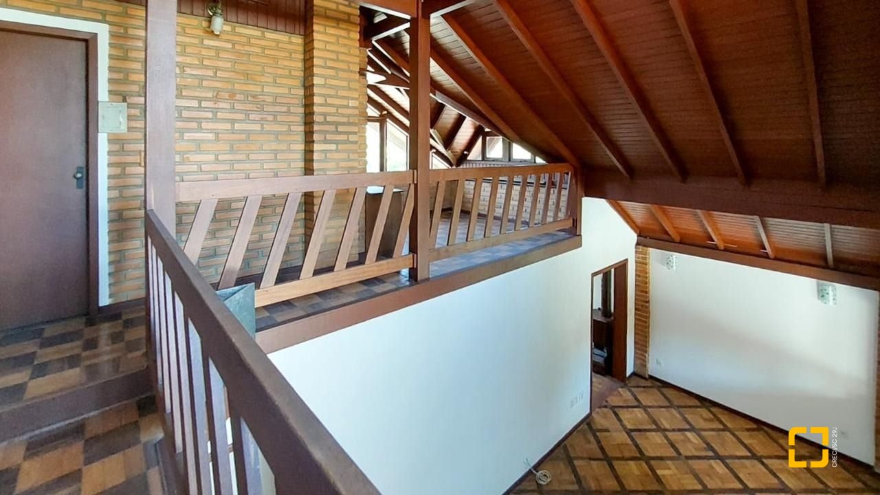 Casa com 210m², 4 quartos (sendo 2 suítes), 3 garagens, no bairro Morro das Pedras em Florianópolis