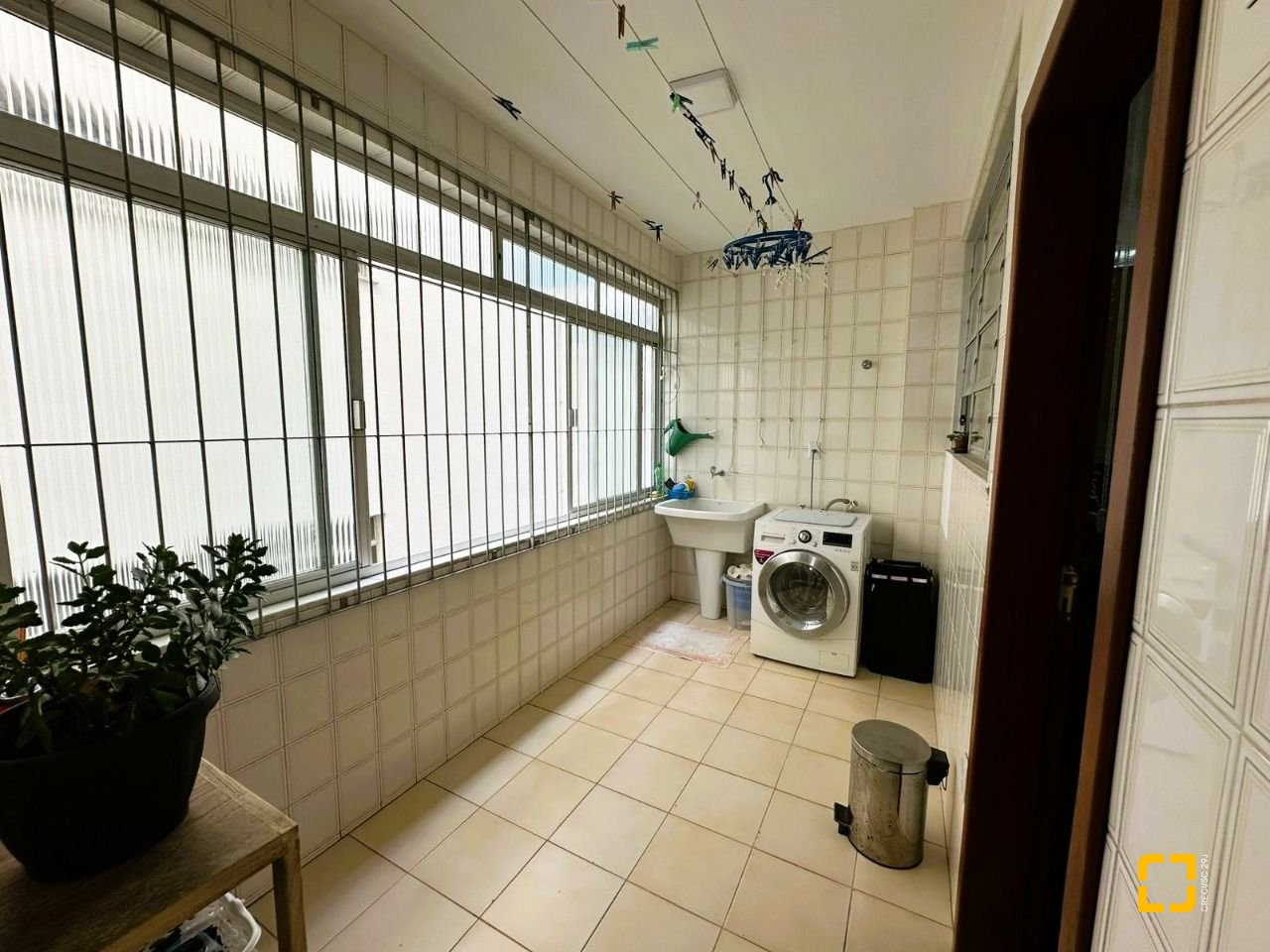 Apartamento com 147m², 4 quartos (sendo 1 suíte), no bairro Coqueiros em Florianópolis