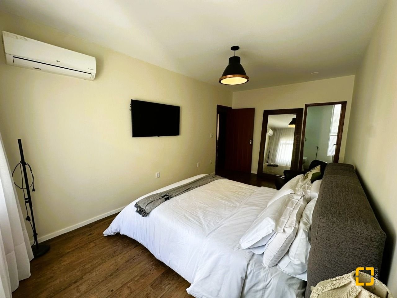 Apartamento com 147m², 4 quartos (sendo 1 suíte), no bairro Coqueiros em Florianópolis