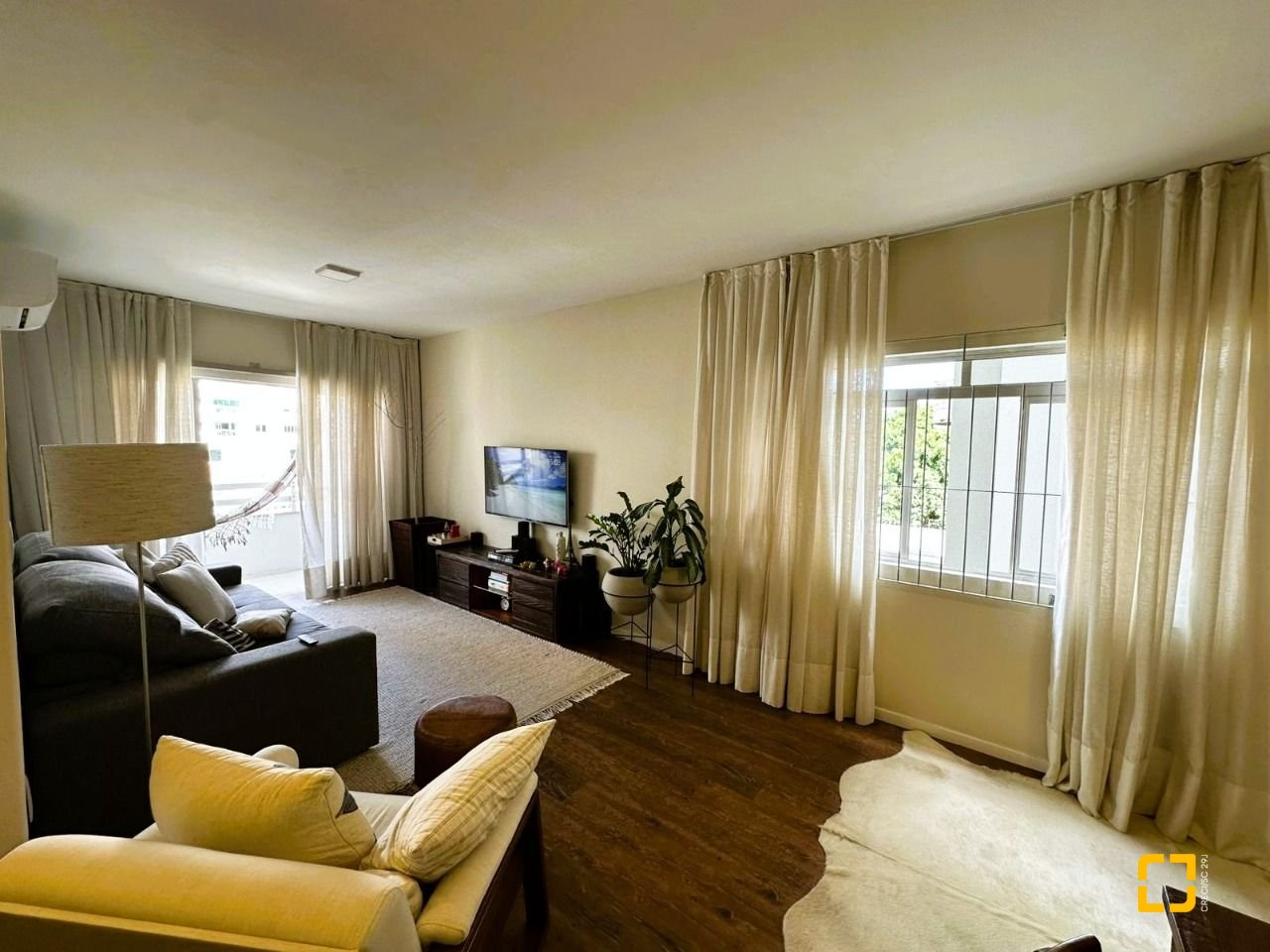 Apartamento com 147m², 4 quartos (sendo 1 suíte), no bairro Coqueiros em Florianópolis