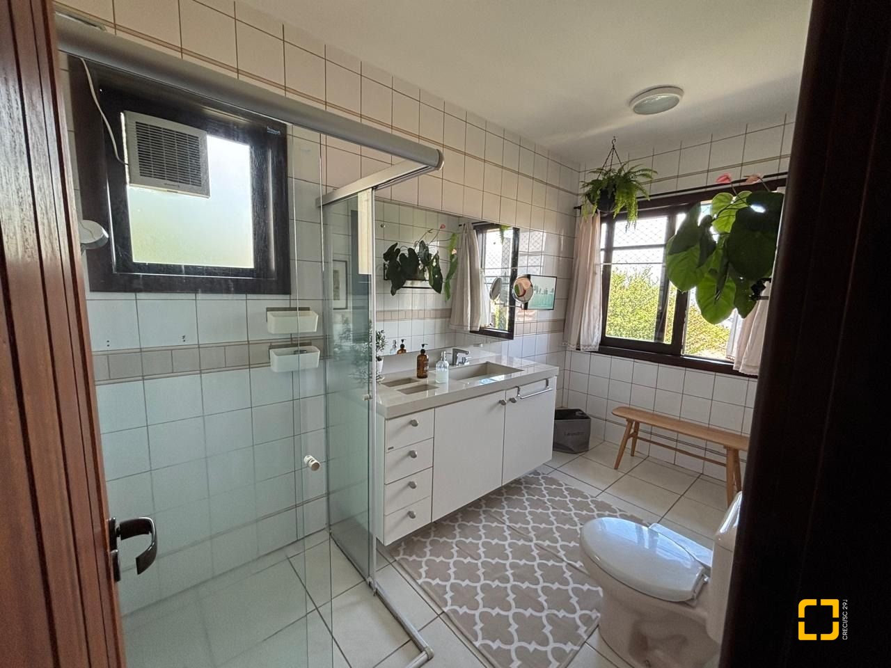 Casa com 228m², 4 quartos (sendo 1 suíte), 2 garagens, no bairro Sambaqui em Florianópolis