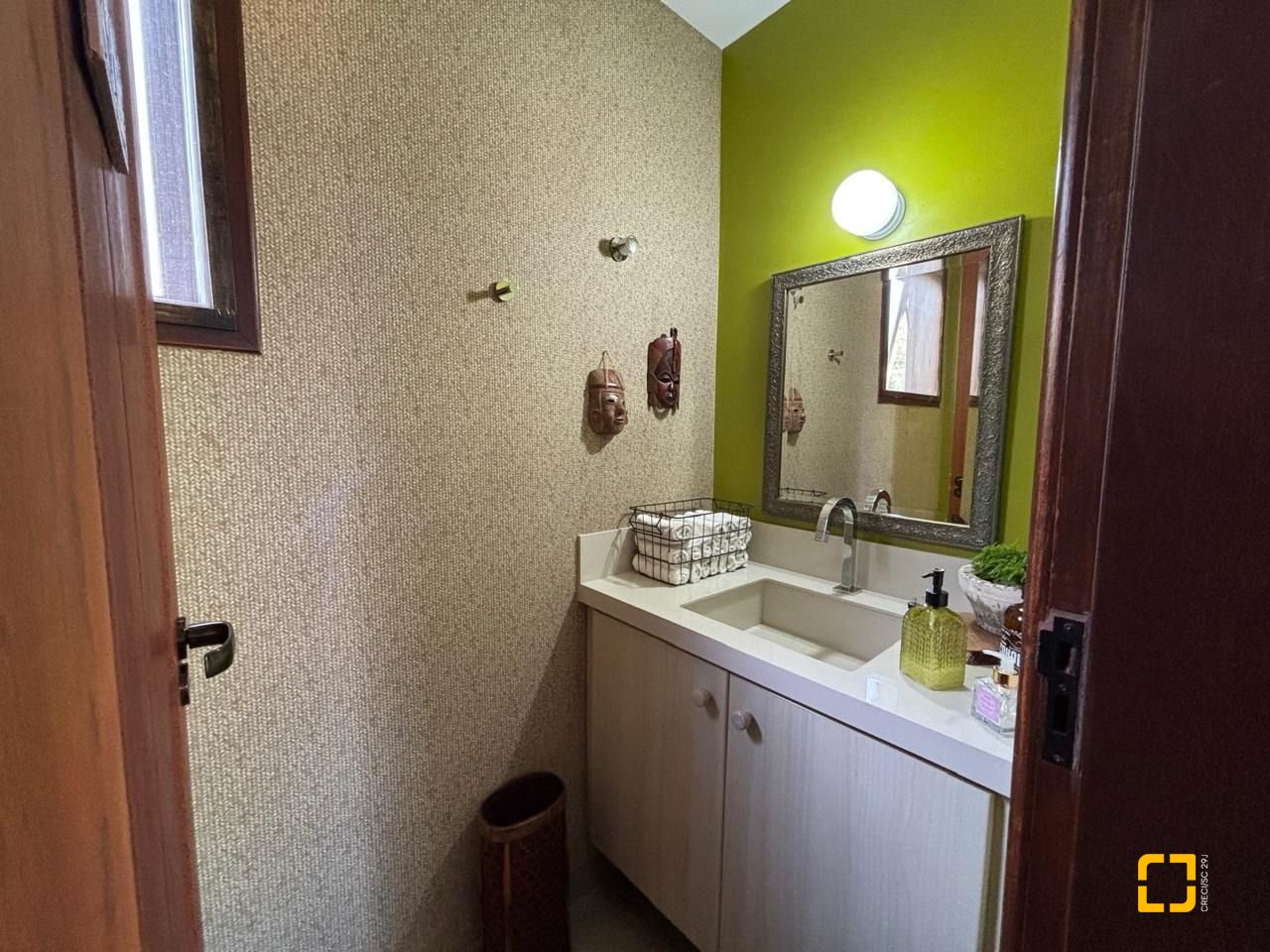 Casa com 228m², 4 quartos (sendo 1 suíte), 2 garagens, no bairro Sambaqui em Florianópolis