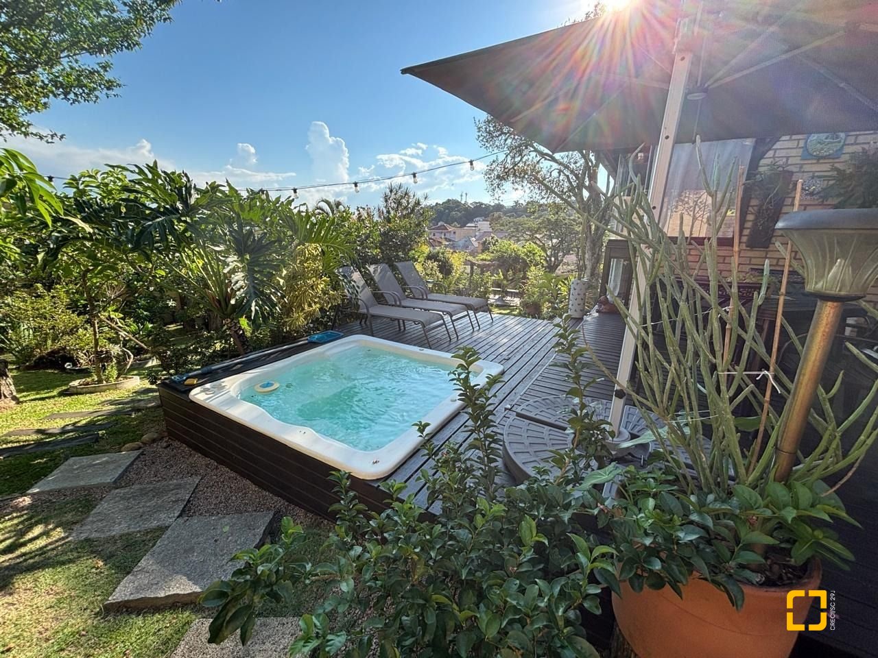 Casa com 228m², 4 quartos (sendo 1 suíte), 2 garagens, no bairro Sambaqui em Florianópolis