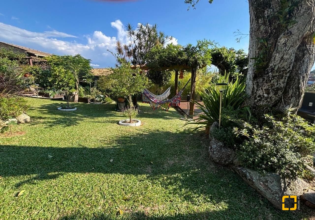 Casa com 228m², 4 quartos (sendo 1 suíte), 2 garagens, no bairro Sambaqui em Florianópolis