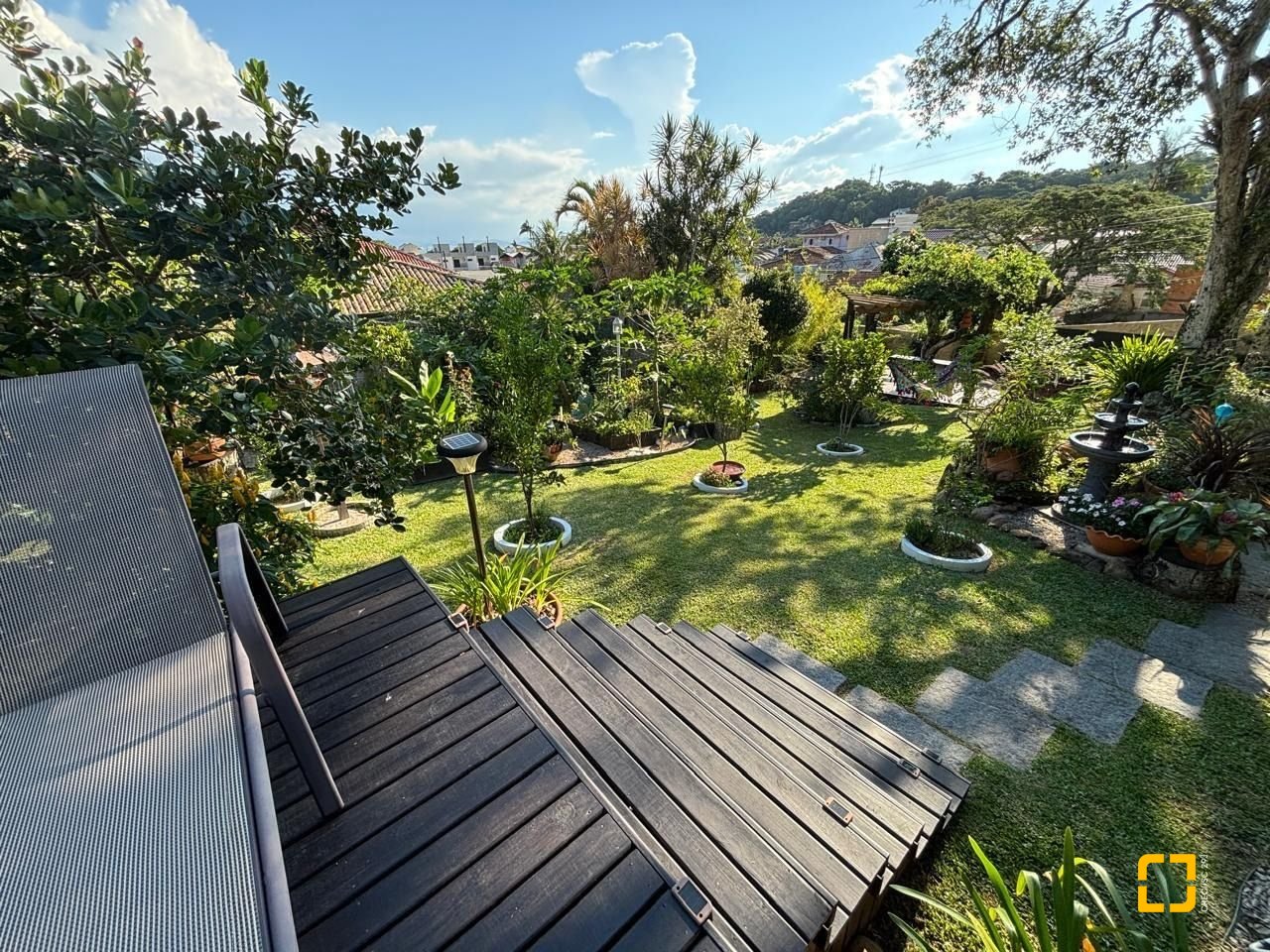 Casa com 228m², 4 quartos (sendo 1 suíte), 2 garagens, no bairro Sambaqui em Florianópolis