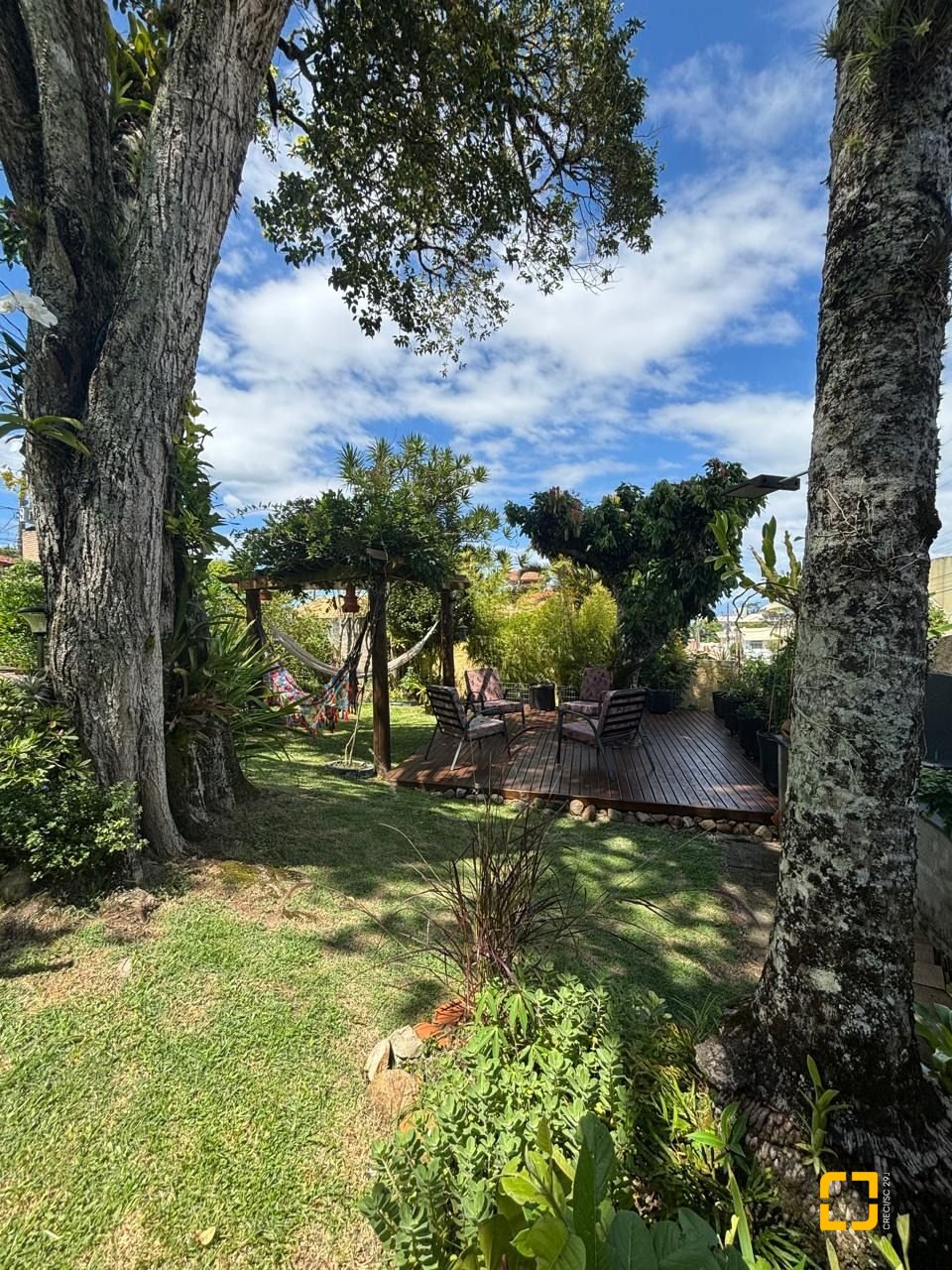 Casa com 228m², 4 quartos (sendo 1 suíte), 2 garagens, no bairro Sambaqui em Florianópolis