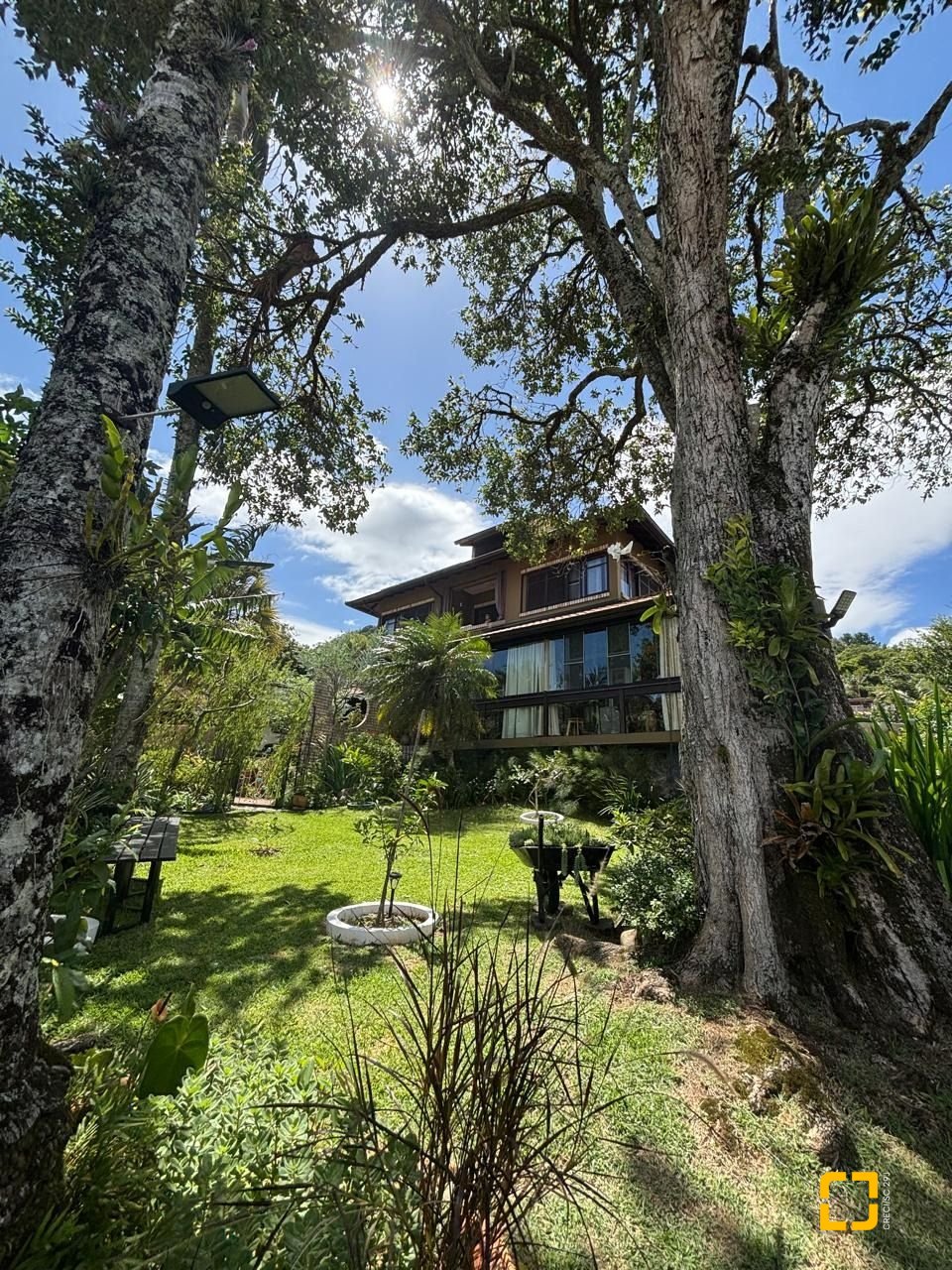 Casa com 228m², 4 quartos (sendo 1 suíte), 2 garagens, no bairro Sambaqui em Florianópolis