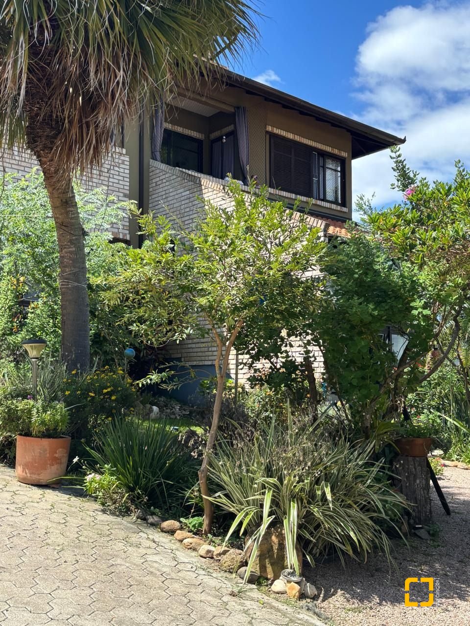 Casa com 228m², 4 quartos (sendo 1 suíte), 2 garagens, no bairro Sambaqui em Florianópolis