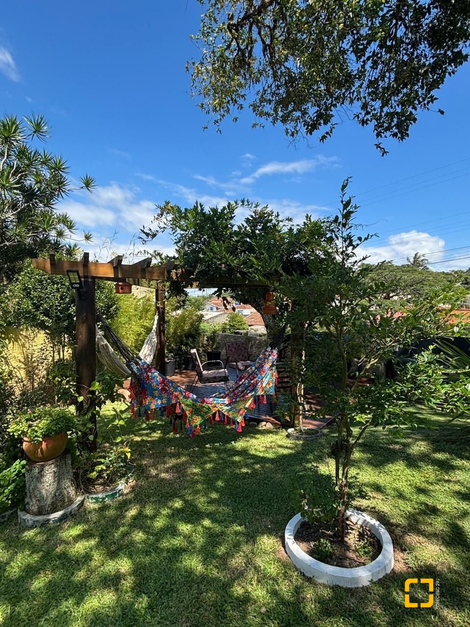 Casa com 228m², 4 quartos (sendo 1 suíte), 2 garagens, no bairro Sambaqui em Florianópolis