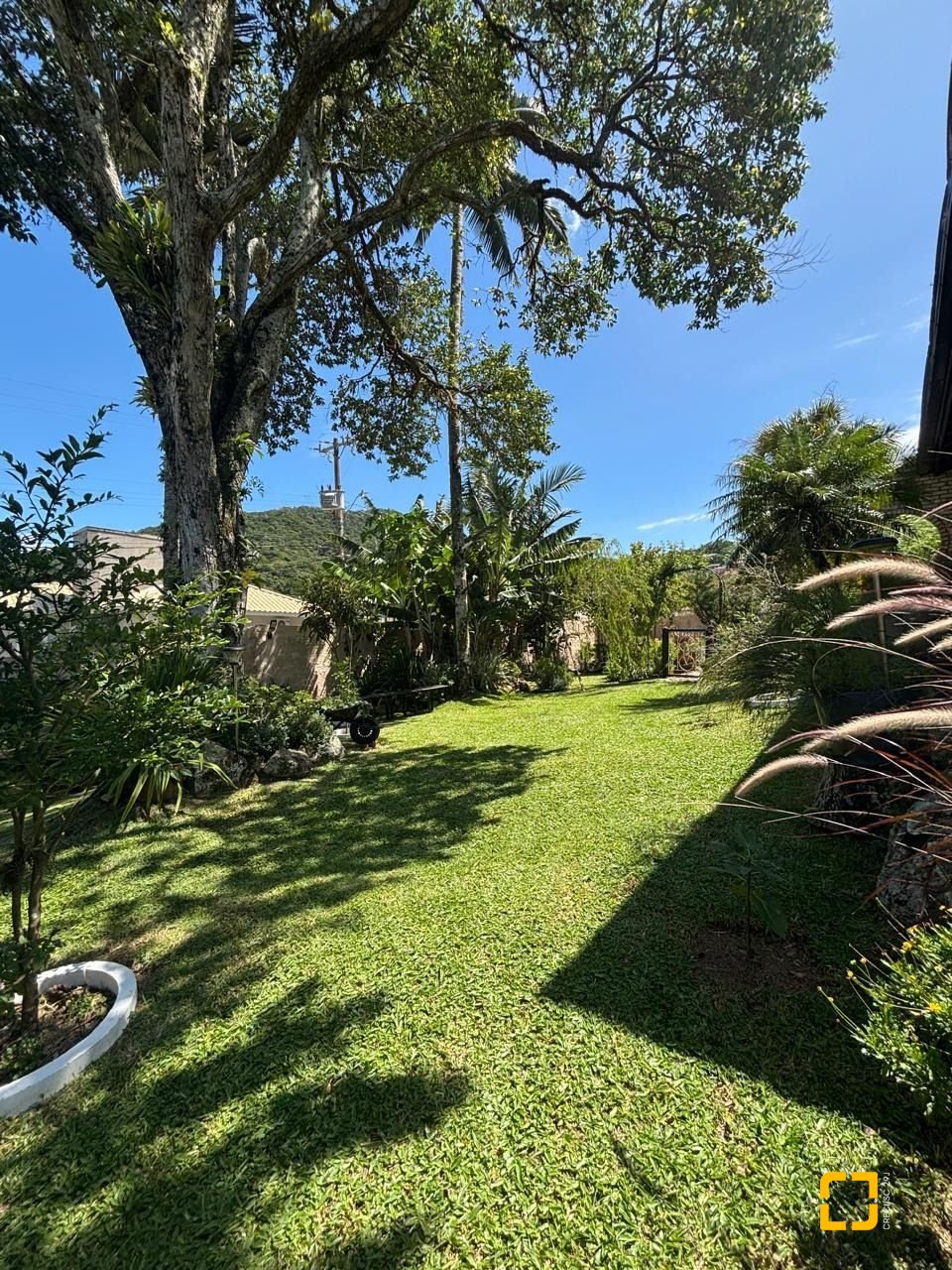 Casa com 228m², 4 quartos (sendo 1 suíte), 2 garagens, no bairro Sambaqui em Florianópolis