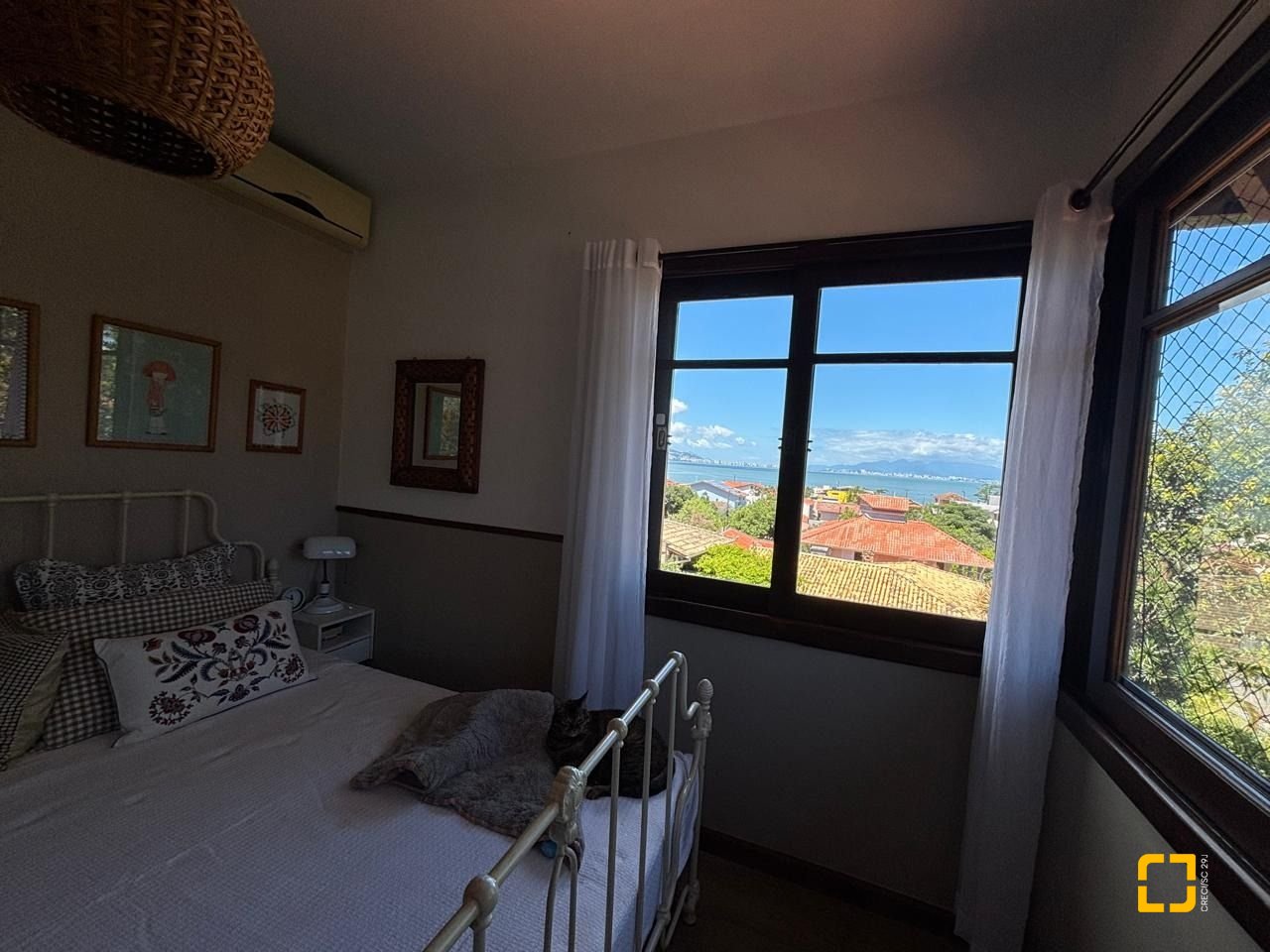Casa com 228m², 4 quartos (sendo 1 suíte), 2 garagens, no bairro Sambaqui em Florianópolis
