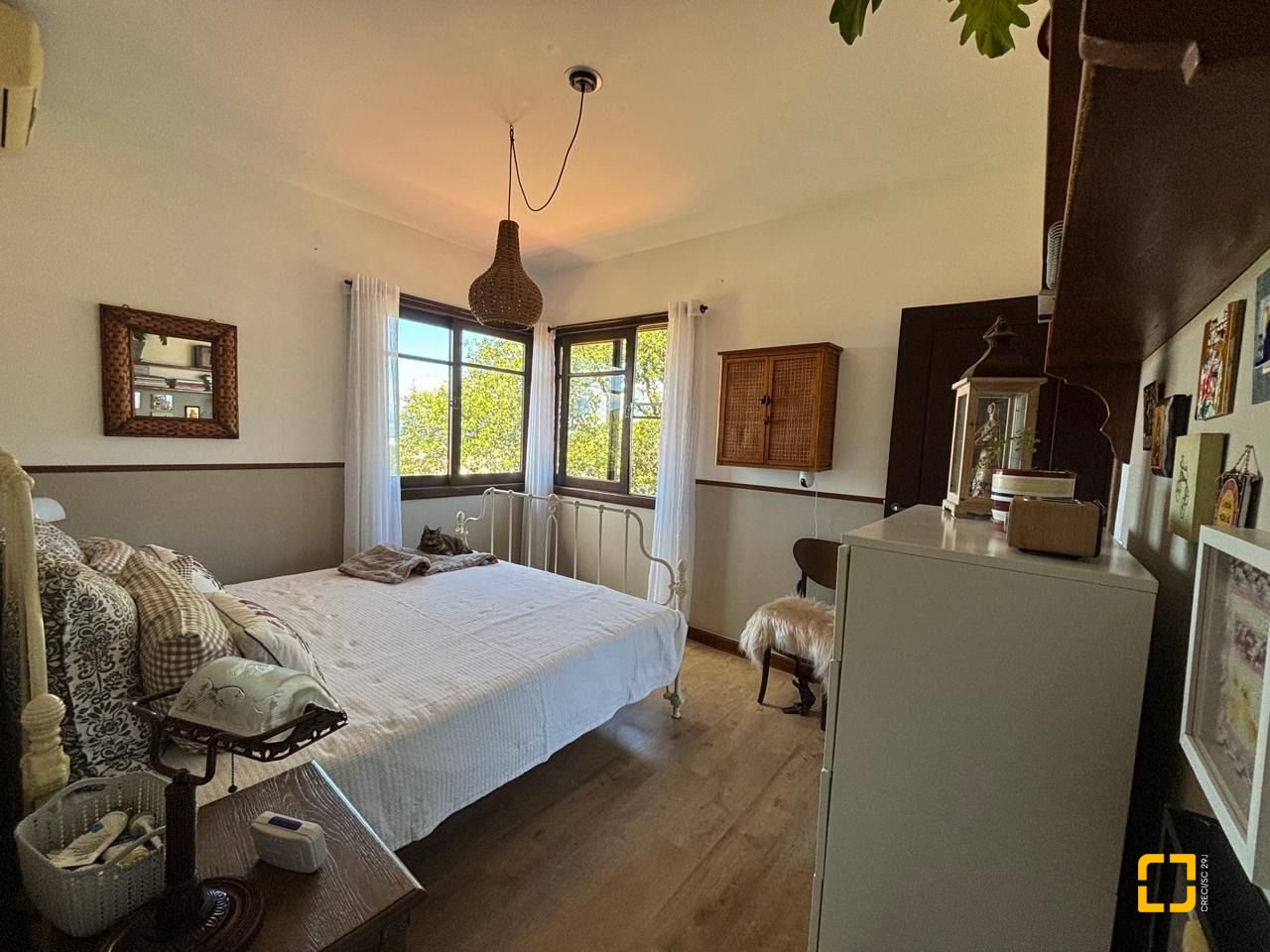 Casa com 228m², 4 quartos (sendo 1 suíte), 2 garagens, no bairro Sambaqui em Florianópolis