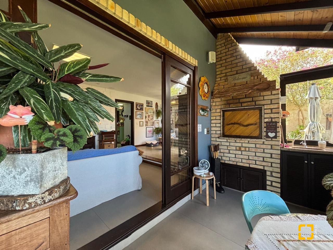 Casa com 228m², 4 quartos (sendo 1 suíte), 2 garagens, no bairro Sambaqui em Florianópolis