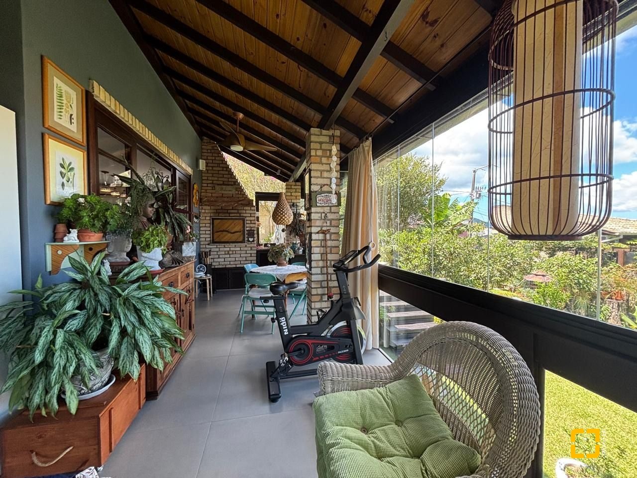 Casa com 228m², 4 quartos (sendo 1 suíte), 2 garagens, no bairro Sambaqui em Florianópolis