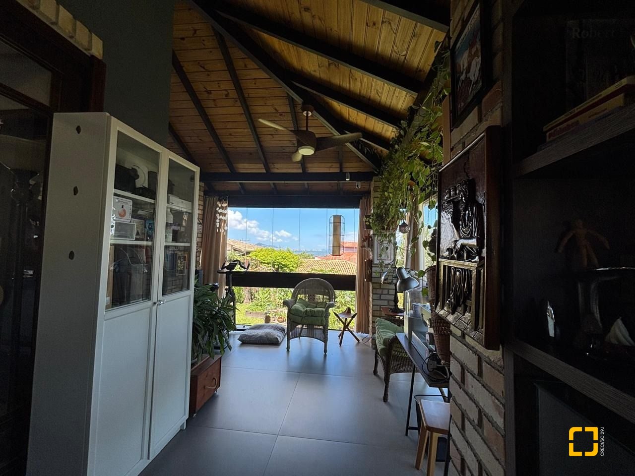 Casa com 228m², 4 quartos (sendo 1 suíte), 2 garagens, no bairro Sambaqui em Florianópolis