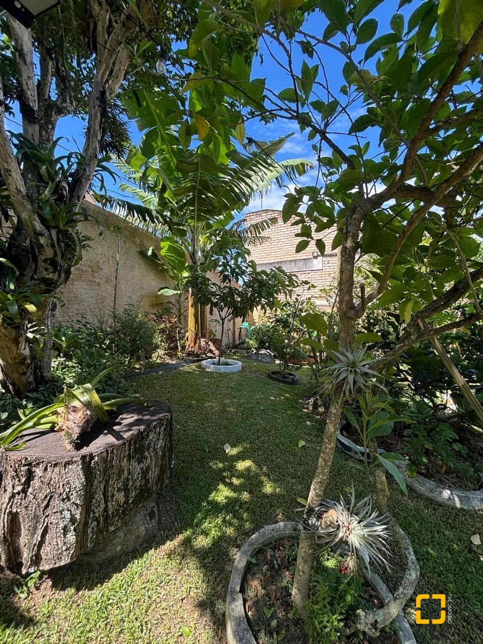 Casa com 228m², 4 quartos (sendo 1 suíte), 2 garagens, no bairro Sambaqui em Florianópolis
