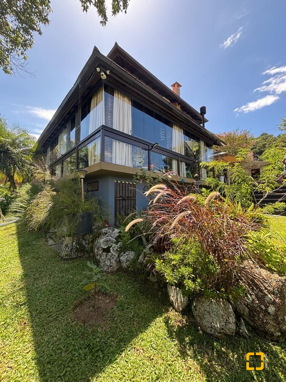 Casa com 228m², 4 quartos (sendo 1 suíte), 2 garagens, no bairro Sambaqui em Florianópolis
