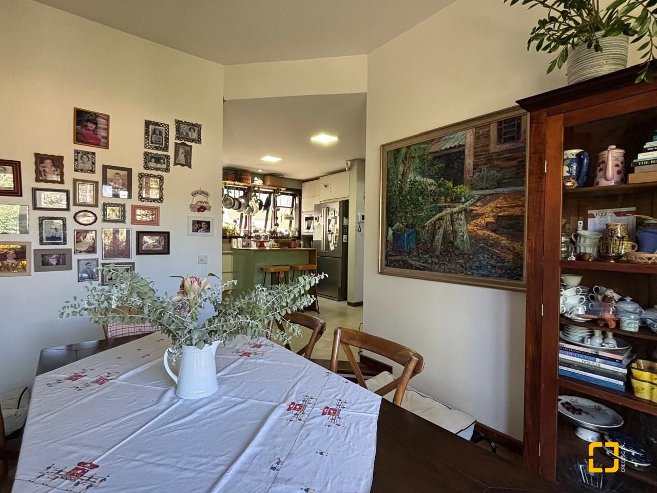 Casa com 228m², 4 quartos (sendo 1 suíte), 2 garagens, no bairro Sambaqui em Florianópolis