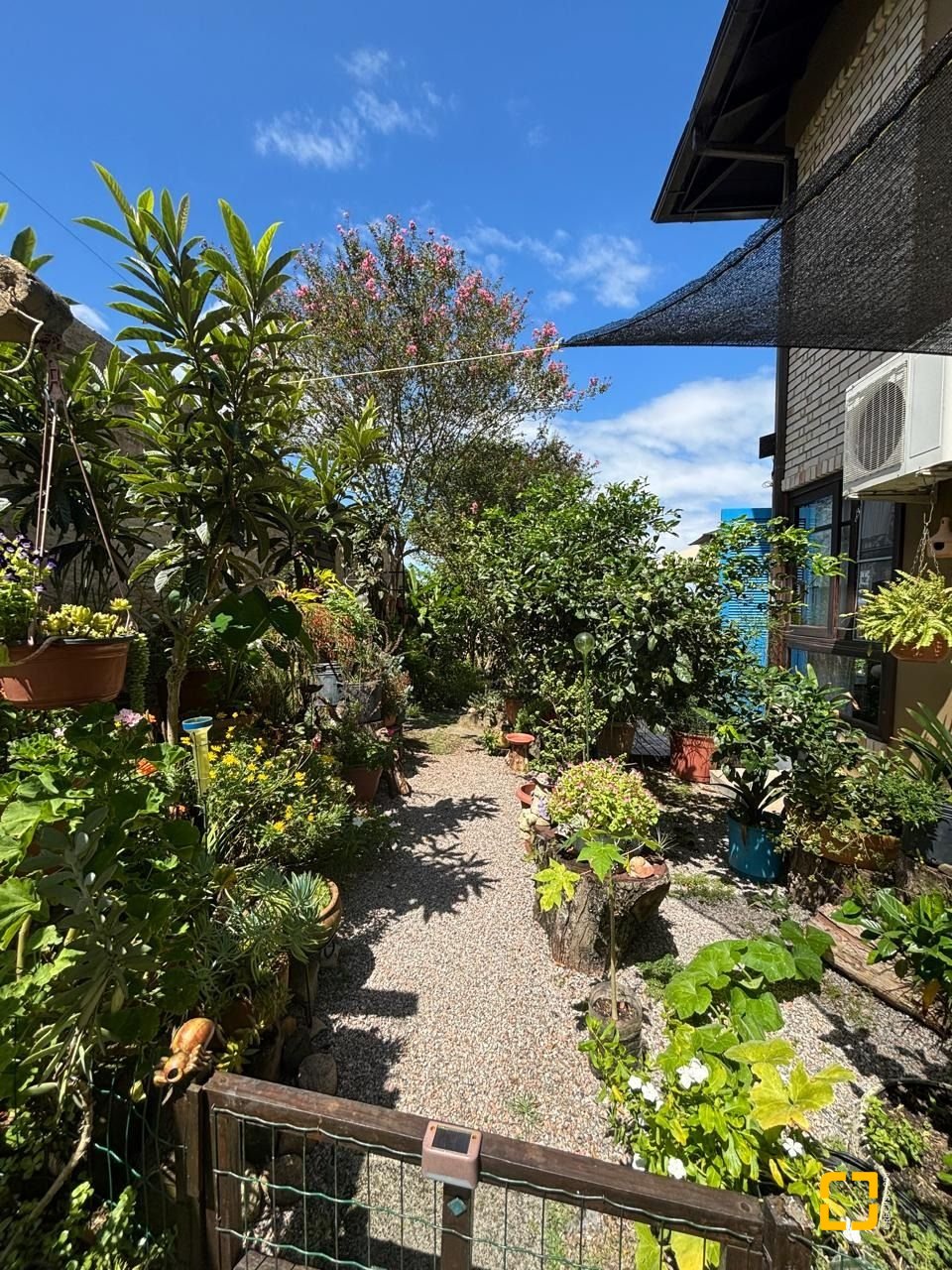 Casa com 228m², 4 quartos (sendo 1 suíte), 2 garagens, no bairro Sambaqui em Florianópolis