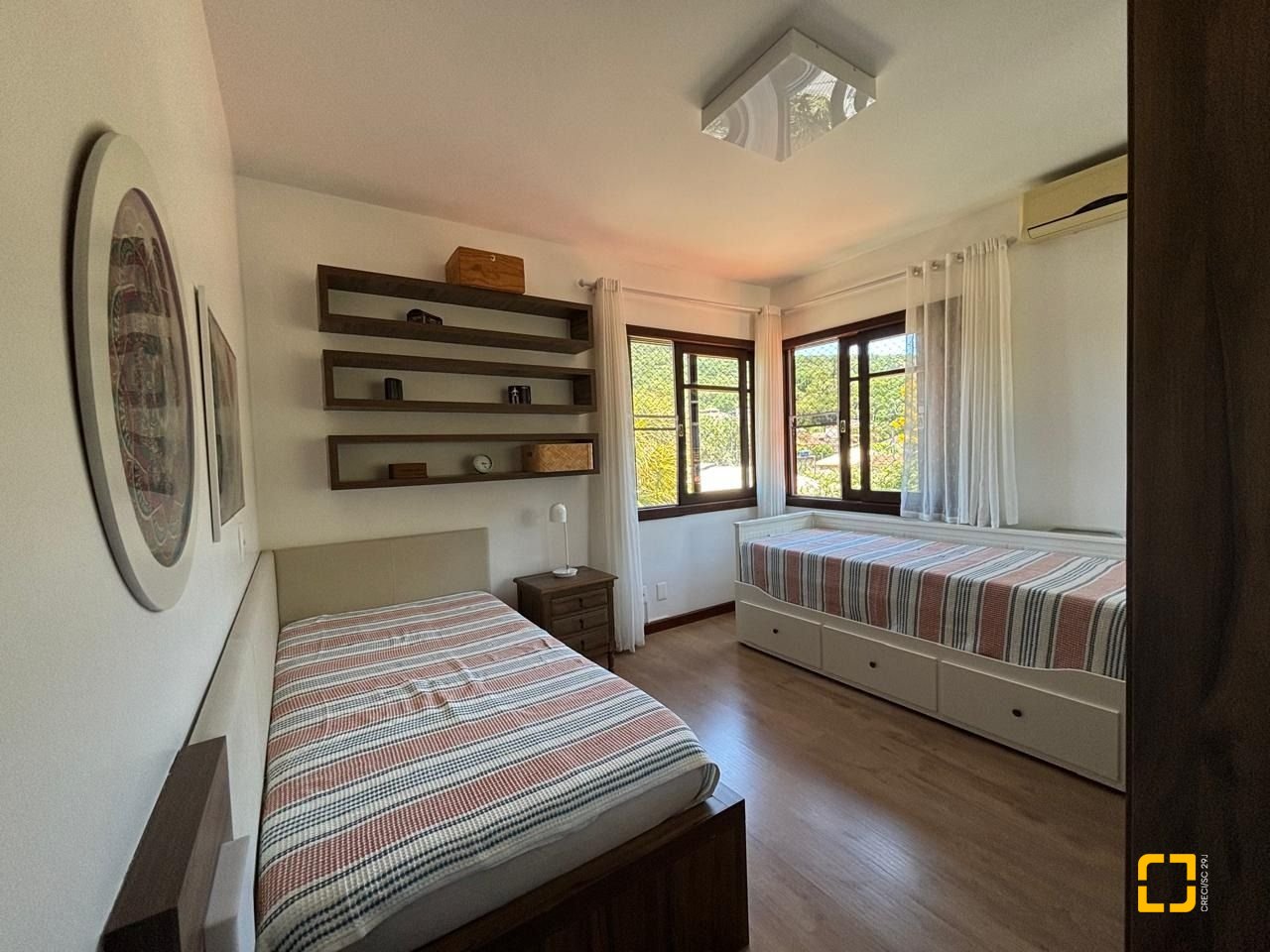 Casa com 228m², 4 quartos (sendo 1 suíte), 2 garagens, no bairro Sambaqui em Florianópolis