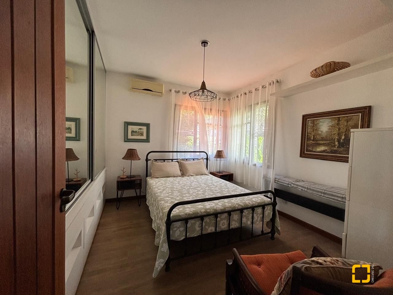 Casa com 228m², 4 quartos (sendo 1 suíte), 2 garagens, no bairro Sambaqui em Florianópolis